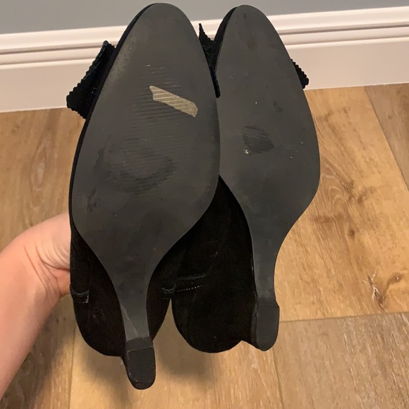 Restricted black heels, white stitching. Bow accent. Sz 8. - Picture 6 of 6